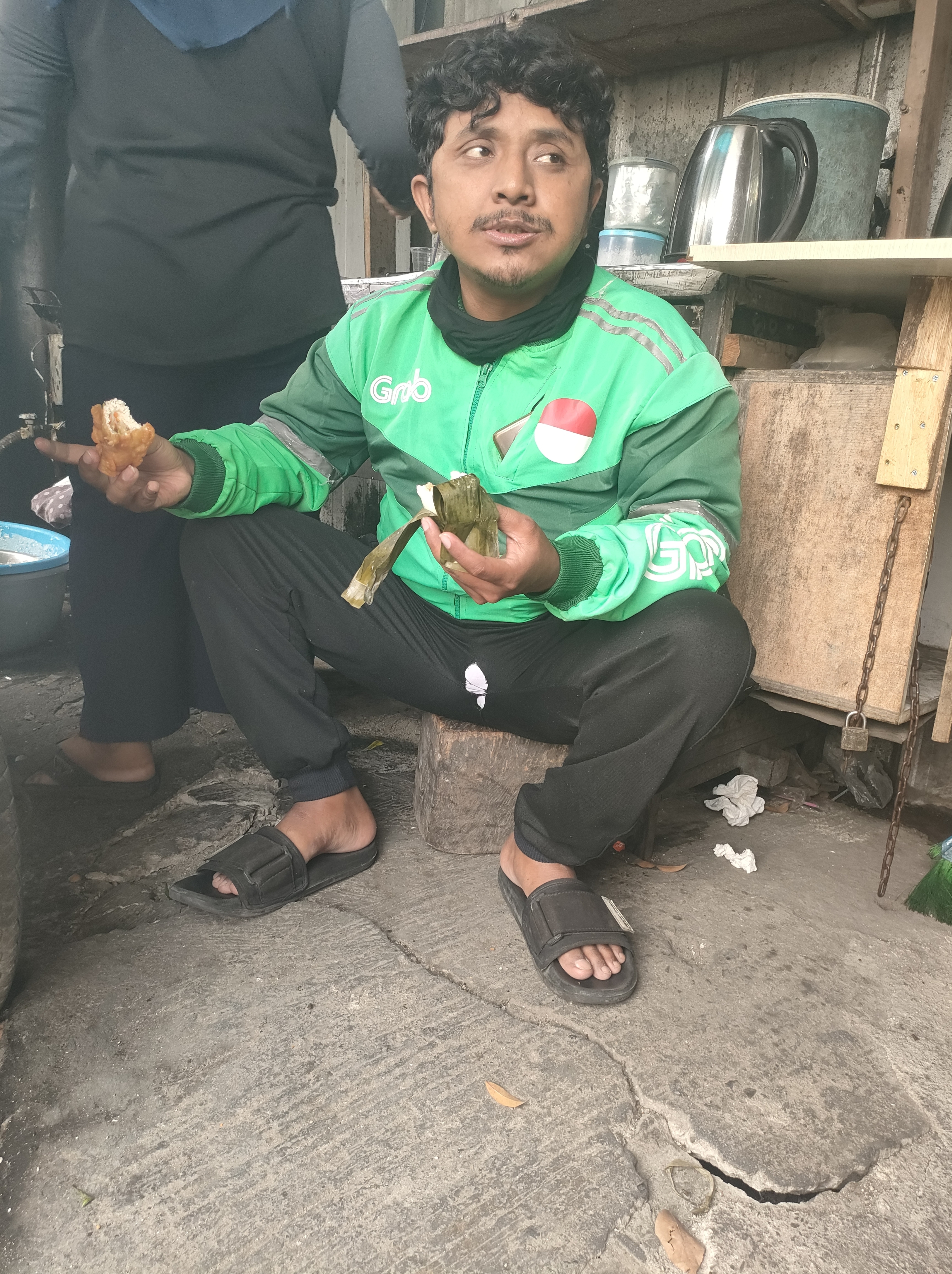 Seorang ojek online sedang menunggu order